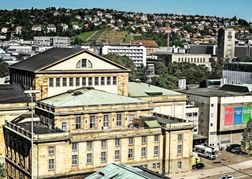 Das historische Stuttgarter Opernhaus ist stark sanierungsbedürftig. Das Kulissengebäude (rechts daneben) soll abgerissen und neu gebaut werden.